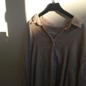 En beige linneskjorta från ginatricot som köptes förra sommaren😊 kommer inte till användning längre. FRAKTEN INGÅR I PRISET!!