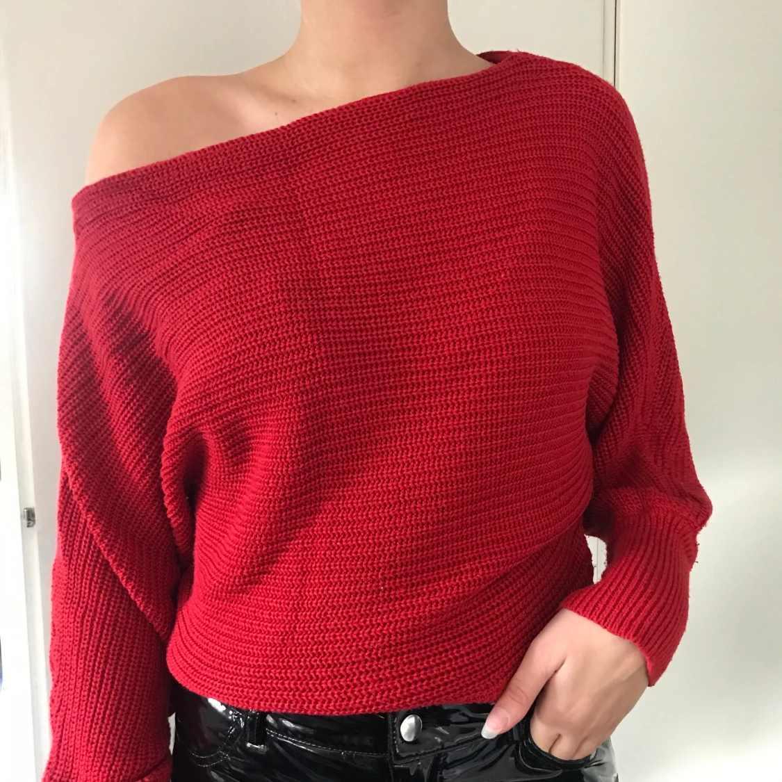 Röd stickad off shoulder tröja