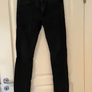 Svarta jeans från Jack & Jones skinny fit. Katt finns i hemmet och frakt ingår i priset
