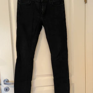 Svarta jeans 30/34” - Svarta jeans från Jack & Jones skinny fit. Katt finns i hemmet och frakt ingår i priset