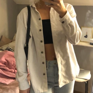 Manchester shorta/jacka - Super snygg Manchester shorta från hm som jag hade tänkt använda som jacka men den har aldrig kommit till användning