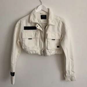 Cropped jeansjacka - Säljer en croppad jeansjacka från Bershka. Säljer då jag har för många jackor 💫