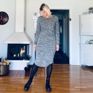 Grå klänning - Grå klänning från Lindex. Den är använd några gånger men i ett jättefint skick. GRATIS FRAKT🦋