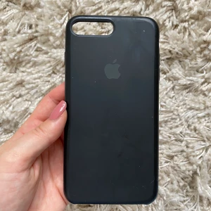 Apple skal - Fint skick säljer då jag har ny telefon. Skalen är köpt till en 8+ så de passar även 6+ och 7+