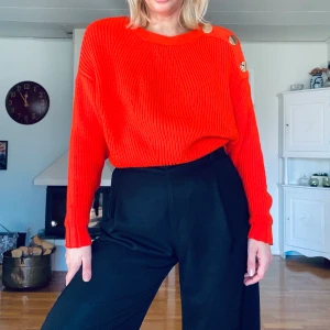 Jordgubbsfärgad tröja - En stickad tröja med guldknappar på ena sidan av axeln. Tröjan är använd en gång så i ett superfint skick. GRATIS FRAKT. 🦋