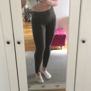 Mörkgröna träningsbyxor från Björn Borg - Super sköna träningsbyxor, sitter uppe när man tränar, säljer för att jag inte använder de lika mycket längre. Stl S men passar mig som har M/38, dem är väldigt töjbara. Har även super snygg slits vid fotlederna. Väl använda, lite slitna här och där men inget som syns