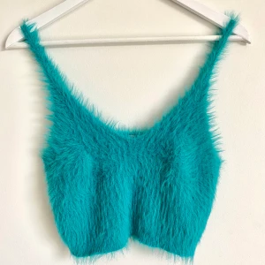 Lurvigt linne - Ett blått lustigt linne som är huuur mjukt som helst! Kan göra en outfit ganska cool💗 köparen står för frakten🥰🥰