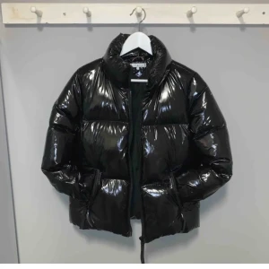 Vinterjacka - Säljer även denna as balla vinterjacka ifrån Tommy Hilfiger som jag köpte denna vintern men tyvärr inte kommer använda därav priset, budgivning sker i kommentarerna. Storlek S men passar både xs o m beroende på hur man vill att den ska sitta. Nypris ca 3500kr❤️❤️❤️