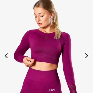 Croptop från icaniwill - Så snygg långärmad crop top i färgen mulberry. Använd en gång och tvättad. Org pris 399. Säljer även hela setet med bud från 800. 