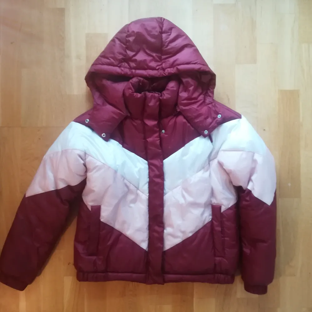 Retro puffer jacket from Monki in size S, nice and warm, with removable hood. The jacket is 56cm long and 63x2cm wide.🌞🌞. Jackor.