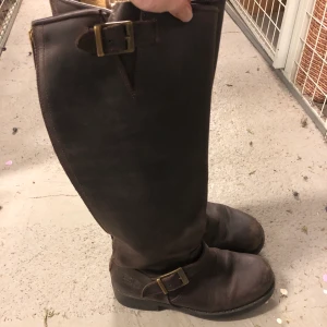 Jhonny Bulls  - använda för flera år sedan, men i bra skick! Säljer då de mest ligger och skulle trivas bättre i någon annans garderob💕