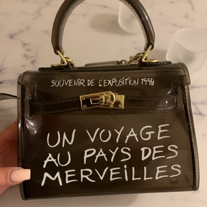 Axelrems väska  - Axelrems väska i bra skick. Jag minns tyvärr inte vilka hemsida men den va inte från Sverige iaf! 