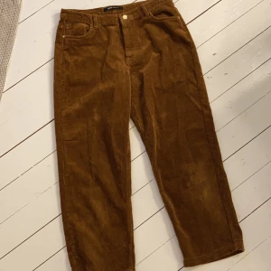 Manchester byxor  - Säljer dessa Manchesterbyxor från Nelly. De är endast använda 1-2 gånger och är u väldigt bra skick. Köparen står för frakt. Storlek 32 men passar mig som har storlek 36.