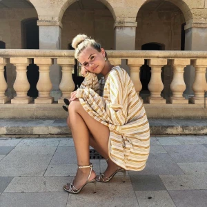 Stickad randig tröja - Stor tröja o XL som är supersnygg antingen oversized och instoppad eller bara som en vanlig mysig stickad tröja!