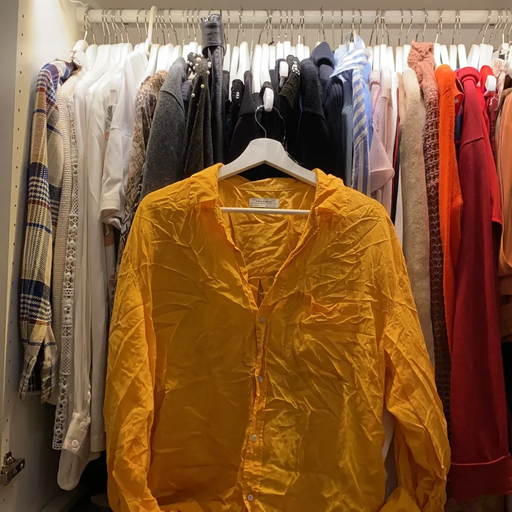 Oversized gul skjorta från zara. Strl 40 men passar även mig som vanligtvis är 36❤️🥰. Skjortor.