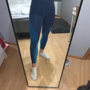 Träningsthights blacc - Superfina träningstihgts från Blacc. Högmidjade och jätte sköna. Byxorna är 3nyanser av blå och strl S. Jag är 173cm lång. Säljer dem flr jag har för många träningsbyxor. Använda ca 2 gånger.