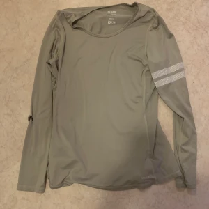 Stronger träningströja - Endast använd en gång  Frakt kan erbjudas 🌸 