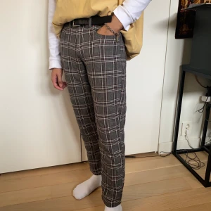 Grå Rutiga Byxor - Jätte najs gråa rutiga byxor. Är relativt slim fit, modellen är 175 för referens. Köpare betalar frakt eller kan mötas i Stockholm.