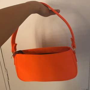 Orange liten väska från SHEIN. Säljs gör 75kr (om man kan mötas upp)