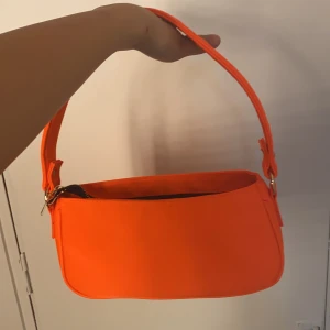 Orange liten väska - Orange liten väska från SHEIN. Säljs gör 75kr (om man kan mötas upp)