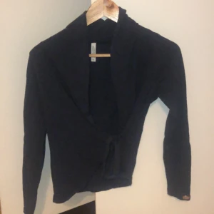 Kofta - Kofta använd 2 gånger i jättefin marinblå färg. 