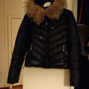 Hollies jacka  - Hollies jacka. Svart i storlek 38 säljes då jag inte använder den längre. Nypris: 3198kr mitt pris: 1200 kr