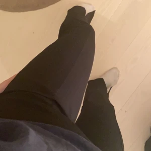 kostymbyxor med slits - Säljer mina superfina kostymbyxor som är köpta från Nelly. Anledningen till att jag säljer dom är för att dom aldrig kommer till användning längre. Det är iget fel på dom, dom är precis som nya💘