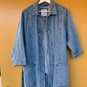 Jeanskappa - Kappa i jeans från Pull&bear. Använd fåtal gånger. Strl M. Kan även användas som klänning. Frakten står köparen för.