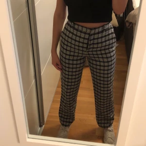 Rutiga byxor  - Så fina rutiga byxor från Zara, perfekta till hösten och vintern då materialet är lite tjockare. Använda max 5 ggr. Lite korta på mig som är 172cm så skulle rekommendera att man är lite kortare än det, men det beror på hur långa ben man har osv 