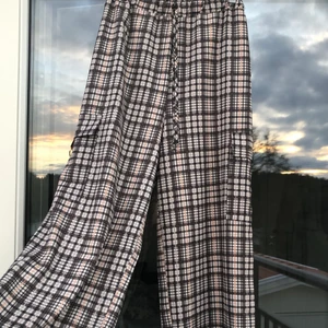 Byxor från New Girl Order - Jättesköna byxor från New Girl Order med fickor på benen, som inte kommer till användning!                                   Dem är använda 1-2 gånger och i bra skick!       Skriv till mig om du är intresserad, eller för fler bilder!🌝