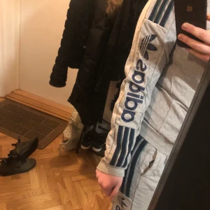 Adidas dress - Fin grå Adidas dress med blågröna ränder. Knappt använd. Går få separat 250 byxor 250 tröjan om så önskas