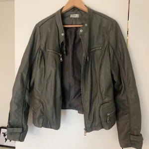 Skinnjacka  - Supersnygg grå skinnjacka från Repeat i väldigt fint skick. Storlek L, men sitter perfekt oversized på mig som är en S. 🌟🖤⚡️