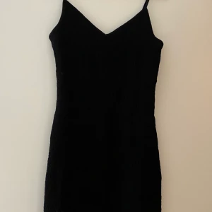 Svart tajts kläning strl S - Har aldrig andvänt denna kläning ifrån weekday, super snygg. Den är tajt och kort!