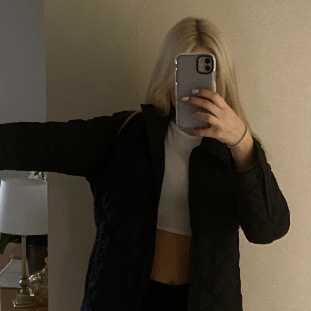 Säljer nu en gammal höst jacka då jag inte längre får användning av den. Plagget är i bra skick och inga synliga tecken av fläckar osv. Säljer för 200kr och köparen får även stå för fraktavgiften! 💓. Jackor.