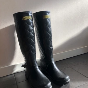 Barbour stövlar - Ett par barbour gummistövlar i fint skick, knappt använda. Storlek 5 (38) Köparen står för frakten, buda...