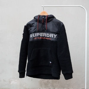Superdry Tjocktröja — Storlek L - Org pris: 1399kr. Aldrig använt, spontan köp. Super varm och mysig - perfekt för vintern. Min tjej testa den och hon brukar ha XS och den funka som oversized för henne! 