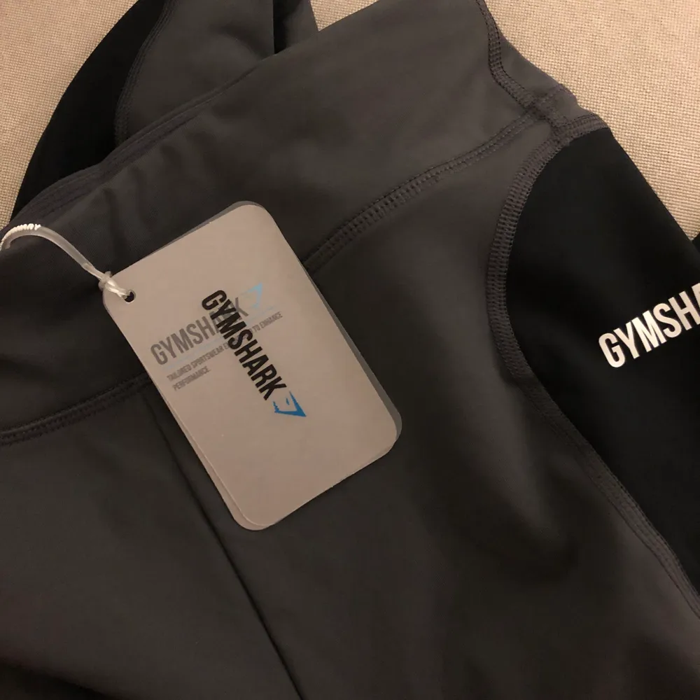 Ett par gråa, högmidjade träningstights från GYMSHARK, aldrig använda (förutom till provade). Silikonkant inuti som gör att dem inte glider ner under träningen. Frakt tillkommer. Betalning sker via swish. . Farkut & Housut.