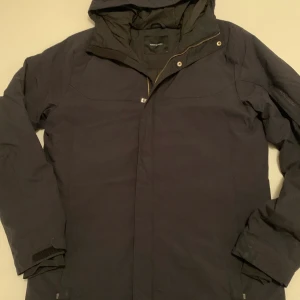 Peak Performance jacka för män - En Peak Performance jacka (stl M) för män som är i bra skick och knappt använd. Passar bra nu när hösten och vintern kommer. Priset kan diskuteras! 