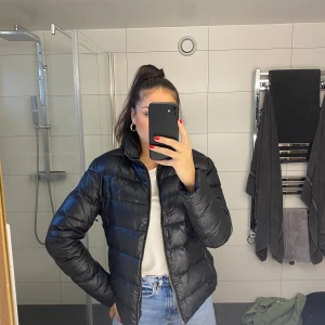 Moncler dunjacka - Storlek 36, men ganska stor i storleken så passar även som 38. Finns luva och päls till! 