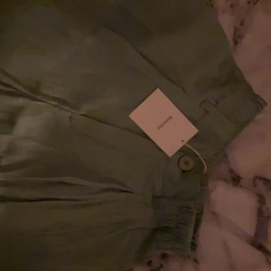 Byxor - Världens snyggaste byxor från bershka i silkesmaterial. Endast testade med prislapp osv kvar. Väldigt långa i modellen. Skriv vid fler frågor och bilder😚