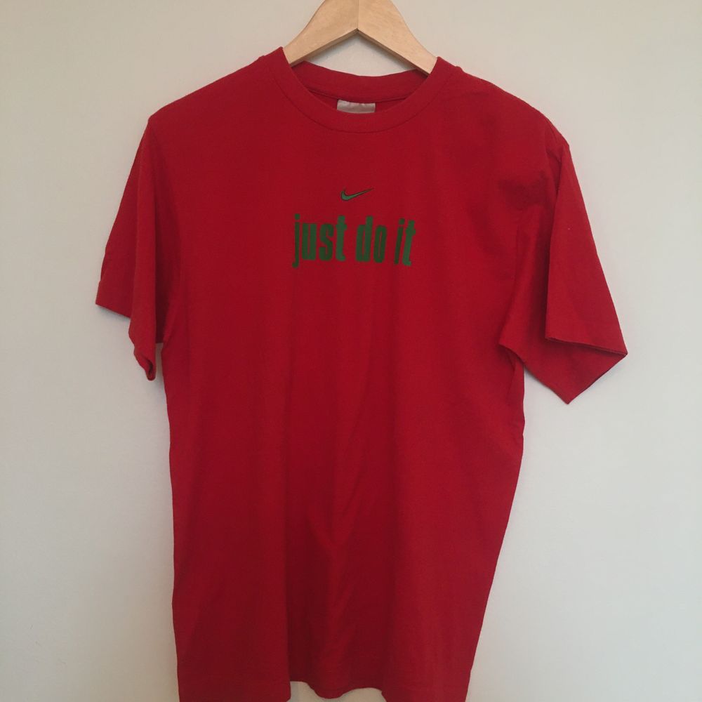 Klarröd 1990s t-shirt från Nike. Har något litet hål. Uppskattningsvis storlek S/M. 30 kr plus porto. ❤️. T-shirts.