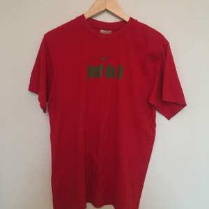 Klarröd 1990s t-shirt från Nike. Har något litet hål. Uppskattningsvis storlek S/M. 30 kr plus porto. ❤️