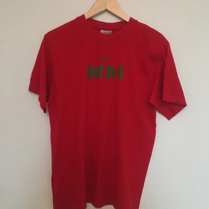 KLARRÖD 1990s T-SHIRT FRÅN NIKE ❤️ - Klarröd 1990s t-shirt från Nike. Har något litet hål. Uppskattningsvis storlek S/M. 30 kr plus porto. ❤️
