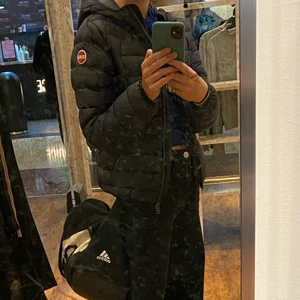 Jacka från colmar - Jättefin jacka från colmar. Den är köpt förra året i november. Den är alltså använd en vinter. Säljer då den är alldeles förliten mig. Nypris är 4500 kr. Mitt pris är 2000 kr. Ett litet hål vid armen som är ignesytt. Inget som syns ❤️