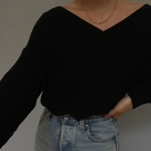 Nakd stickad tröja  - Stickad tröja från nakd i svart, (likadan på sista bilden i beige, där syns passformen bättre) nypris: 300kr💕 mitt pris: 60kr+frakt