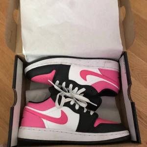 Jordans 1 low - Säljer mina as snygga jordans i low. Supersnygga men kommer tyvär inte så mycket till användning. Använda endast 3/4 gånger så fortfarande superfint skick! Buda från 800 kr