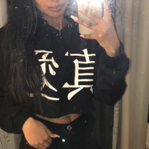 Hoodie szn🌚 - •Säljer min snyggaaaa hoodie🤩 i strl Xs, köpt från Bikbok.                                                        •Frakt tillkommer! 