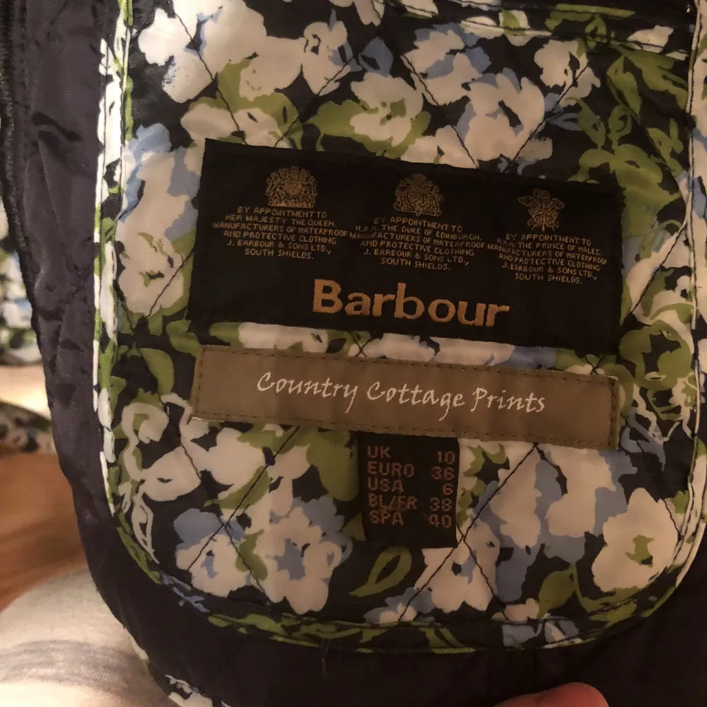 Jätte fin Barbour jacka i grönt med blommor. Den är knappt använd, den var given som en president då den inte var min typ av jacka så bestämde jag mig att sälja den. . Jackor.