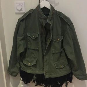  - Asball jacka från zara med avtagbara fjädrar. Verkligen ett statement-plagg! Använt jackan en del men är fortfarande i gott skick!