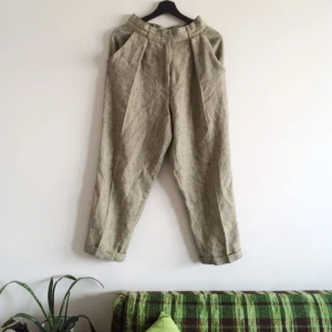  - 🌿🌿🌿 Retro byxor ursprungligen från H&M, enögt lapp strl 40 men passar en XS. Byxorna är i ett lite tjockare material, 15% ull enligt lapp. Kan skicka eller mötas i Stockholm. Köparen står för frakt. 🕸🕸🕸